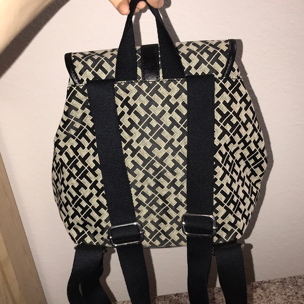 Tommy Hilfiger Medium Signature Backpack - Picture 4 of 13